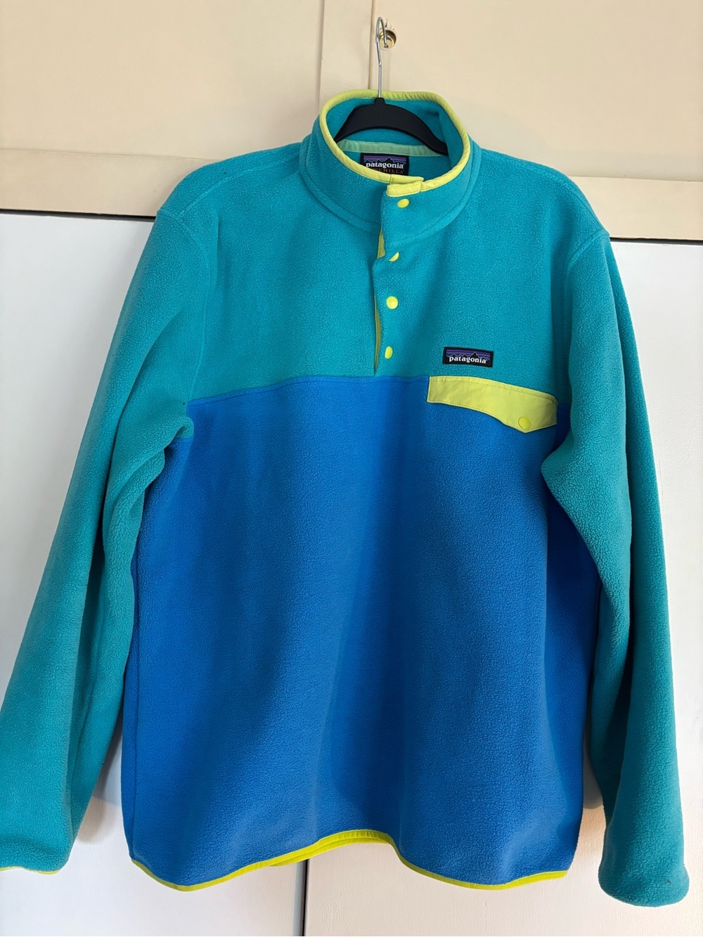 Patagonia Men’s Teal, Bright Blue & Yellow Fleece Snap Pullover. Hardly Worn